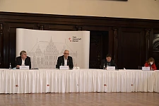 Pressekonferenz zu den Corona-Auswirkungen auf den Bremer Haushalt (v.l.n.r.) Sprecher des Senats Christian Dohle, Bürgermeister Andreas Bovenschulte, Finanzsenator  Dietmar Strehl und Pressesprecherin beim Senator für Finanzen Dagmar Bleiker