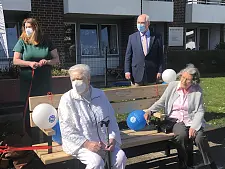 Das Foto zeigt Senatorin Anja Stahmann, André Vater, sowie Elisabeth Kriechel und Lisel-Lotte Rohmann