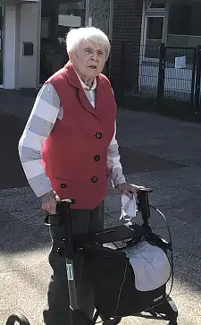 Sigrid Mühl (92) trägt ihr Gedicht mit klarer Stimme und auswendig vor