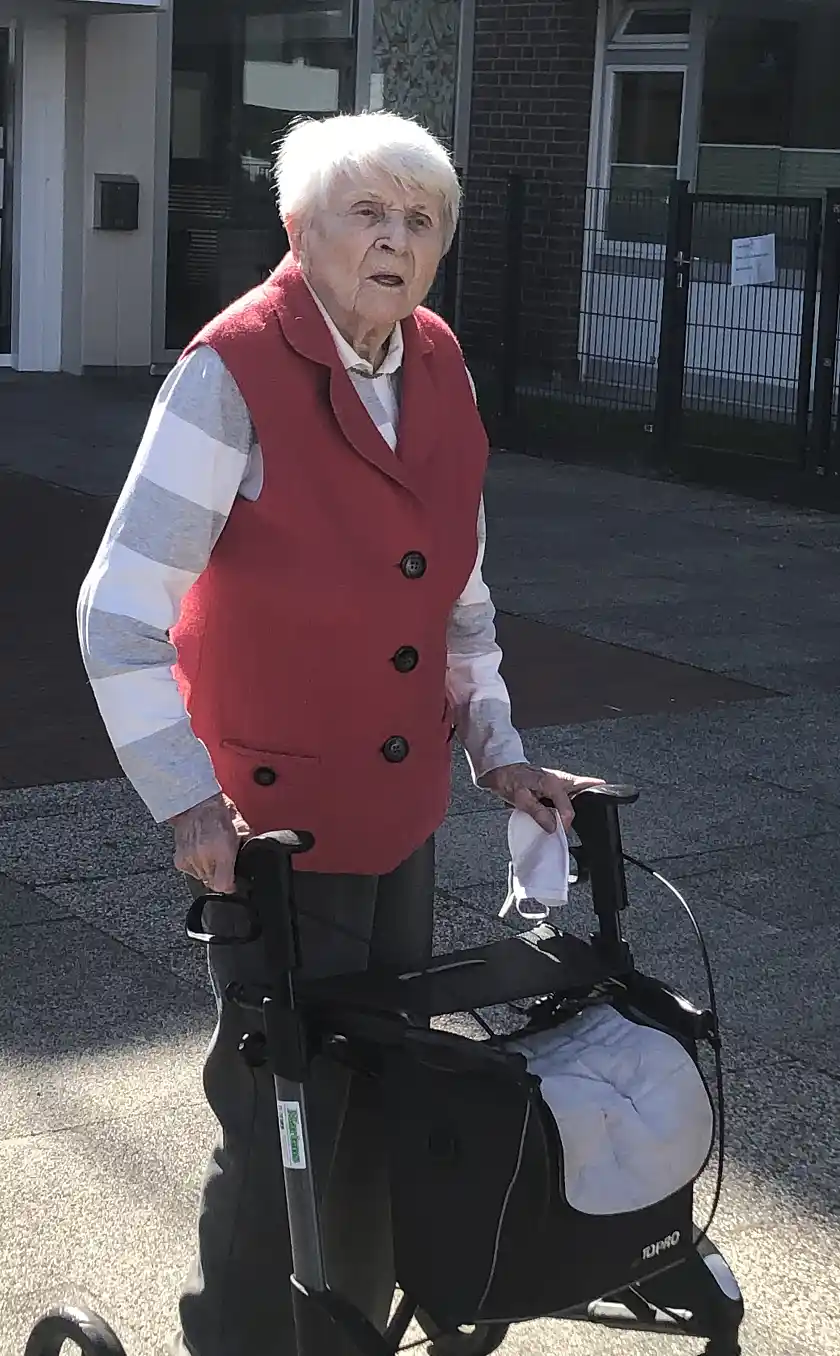 Sigrid Mühl (92) trägt ihr Gedicht mit klarer Stimme und auswendig vor