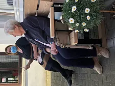 Senatorin Anja Stahmann (links) mit Ingeborg Möller auf der ersten Seniorenbank in Bremen Nord 