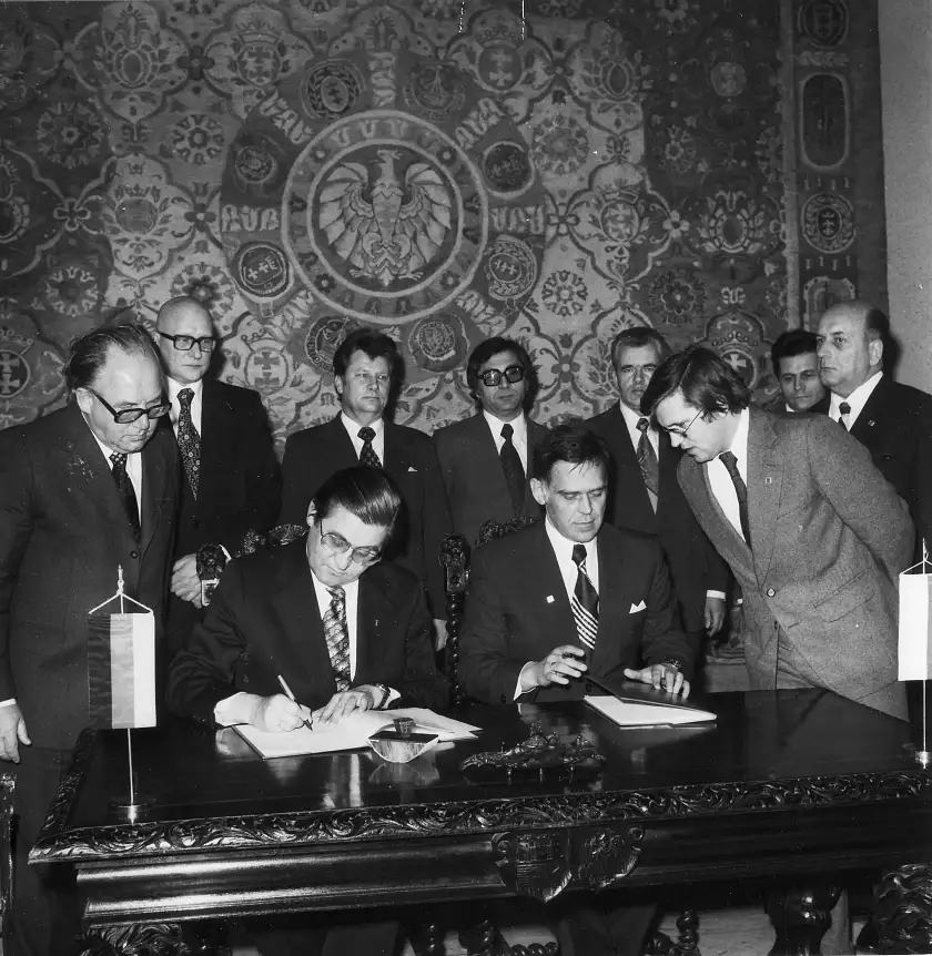 Bürgermeister Hans Koschnick (links) und Stadtpräsident Andrzej Kaznowski (rechts) unterzeichnen die Rahmenvereinbarung Bremen - Gdańsk. | Foto: Staatsarchiv
