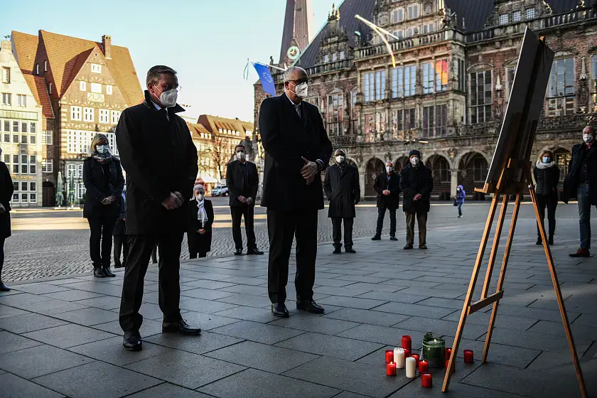 Bürgerschaftspräsident Frank Imhoff und Bürgermeister Dr. Andreas Bovenschulte haben am Morgen vor dem Haus der Bürgerschaft Kerzen für die Verstorbenen  der Corona-Pandemie angezündet© Bremische Bürgerschaft 2021