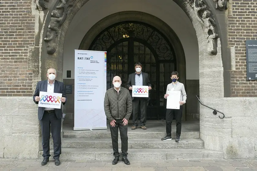 Setzen sich für einen diskriminierungsfreien Umgang mit HIV-positiven Beschäftigten ein (von links): Bürgermeister Dr. Andreas Bovenschulte, Arno Overmann (Rat & Tat-Zentrum Bremen), Finanzsenator Dietmar Strehl, Christiane Kaufmann (Rat & Tat-Zentrum). Foto: Senatspressestelle