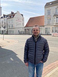 Orhan Calisir vor dem Gebäude der ehemaligen Bremer Schokoladenfabrik von Hachez in der Westerstraße. 