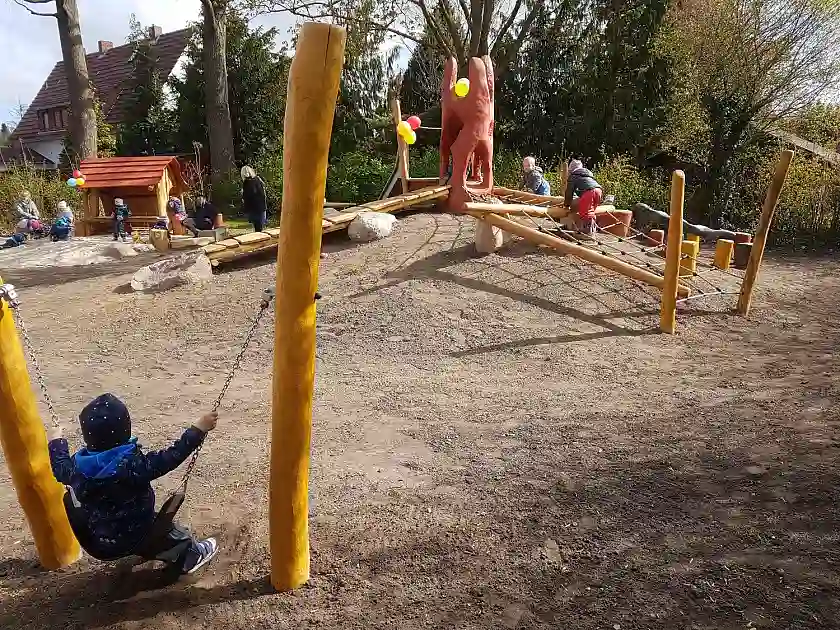 Lange war der Spielplatz an der Lichtblickstraße in Rönnebeck unattraktiv und daher kaum genutzt. Nun ist er komplett saniert wieder zum Spielen freigegeben worden. Foto: Sozialressort