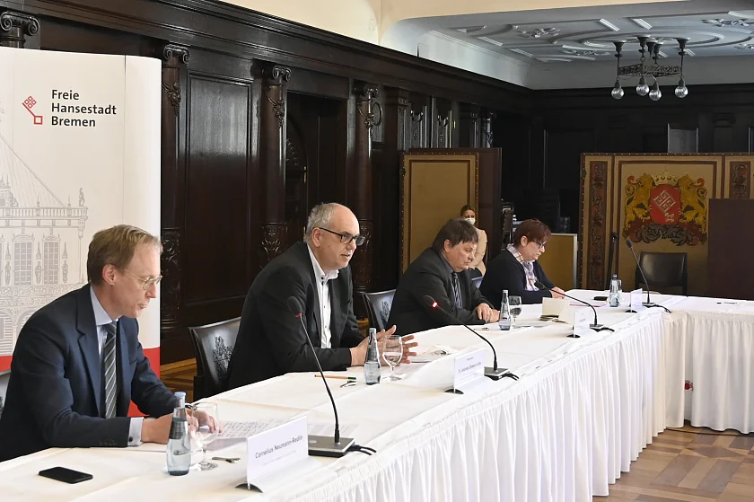(v.l.n.r.) Hauptgeschäftsführer der Unternehmensverbände Land Bremen, Cornelius Neumann-Redlin, Bürgermeister Dr. Andreas Bovenschulte, Finanzsenator Dietmar Strehl sowie die  Vorsitzende des DGB Region Bremen-Elbe-Weser, Annette Düring, erläutern die Details zu der beschlossenen Testpflicht für Unternehmen