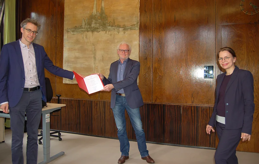 Staatsrat Marin Hagen (links) dankte AFZ-Direktor Holger-Andreas Wendel für die geleistete Arbeit und wünschte dessen Nachfolgerin Kaja Lessing viel Erfolg. Foto: Senator für Finanzen