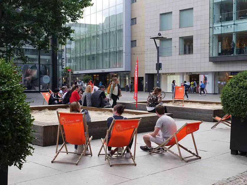 Zur Aufenthaltsqualität in der Innenstadt gehören nach Überzeugung der Teilnehmerinnen und Teilnehmer des Innenstadt-Gipfels auch attraktive Möglichkeiten zum Verweilen. Foto: Senatspressestelle