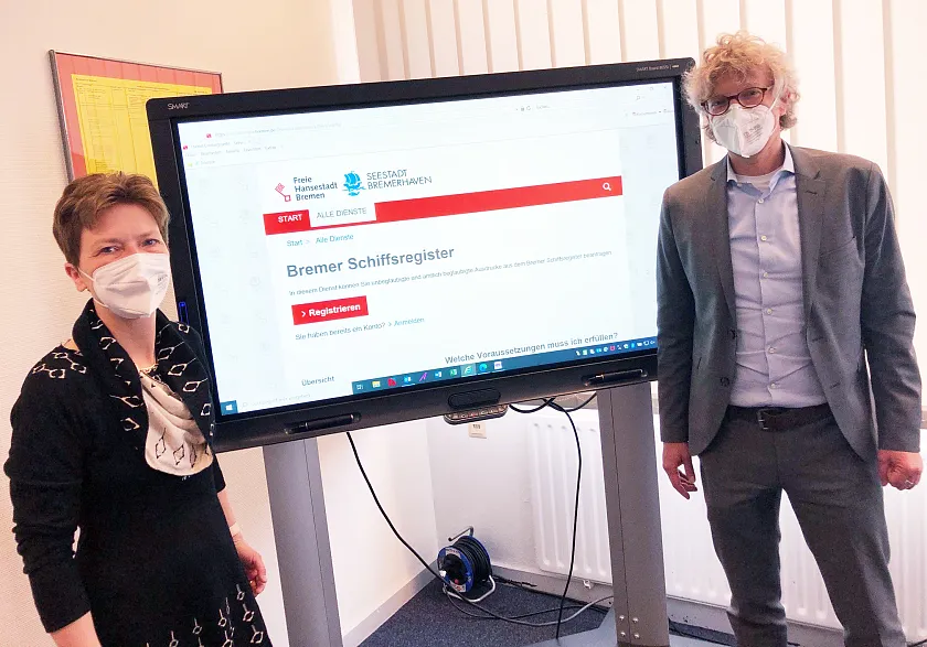 Justizsenatorin Claudia Schilling und der Präsident des Amtsgerichts, Jörg Lockfeldt, gaben den Startschuss für das neue digitale Schiffsregister Foto: Senatorin für Justiz und Verfassung