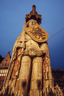 Symbolfigur für die Freiheiten und Rechte der Stadt: Roland-Statue auf dem Bremer Marktplatz | Foto: Jonas Ginter
