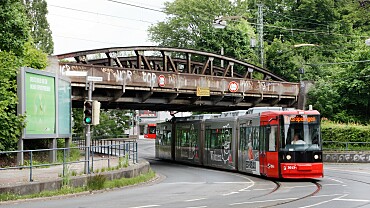 Aufgrund des Brückenneubaus werden auch die Straßenbahngleise neu trassiert (August 2018),  © DB Netz AG