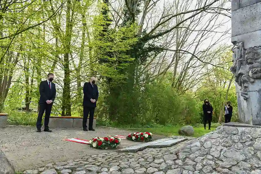 Der Präsident der Bremischen Bürgerschaft, Frank Imhoff, und der Präsident des Senats, Bürgermeister Dr. Andreas Bovenschulte, gedenken still am Denkort Bunker "Valentin" in Bremen-Nord.