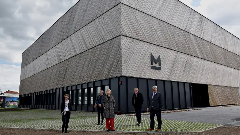 Von links: Dr. Claudia Schilling (Senatorin für Wissenschaft und Häfen des Landes Bremen), Astrid Ottilige (Haslob Kruse + Partner Architekten), Prof. Dr. Sunhild Kleingärtner (Geschäftsführende Direktorin des DSM), Jens Kruse (Haslob Kruse + Partner Architekten), Melf Grantz (Oberbürgermeister der Stadt Bremerhaven)  Foto: DSM / Annica Müllenberg