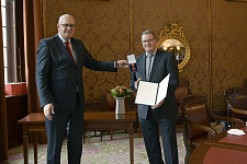 Bürgermeister Bovenschulte überreicht Lothar Remme das Bundesverdienstkreuz am Bande
