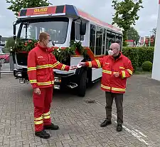Senator Mäurer übergibt den symbolischen Fahrzeugschlüssel an Patrik Sell, stellvertretender Leiter Einsatz im DLRG Bezirk Bremen-Nord e.V. | © DLRG Philipp Postulka