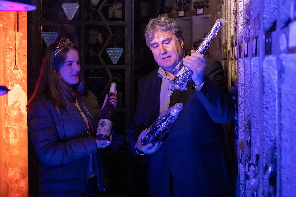 In der Schatzkammer des Ratskellers: Weinkönigin Eva Lanzerath und Ratskellermeister Karl-Josef Krötz 