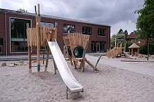 Der großflächige Außenbereich bietet eine Vielzahl attraktiver Spielmöglichkeiten. Foto: SKB