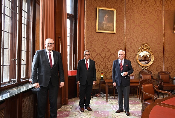 Bürgermeister, Dr. Andreas Bovenschulte, mit dem indonesischen Generalkonsul Ardian Wicaksono und dem Honorarkonsul Wolfgang G. Köhne. 
