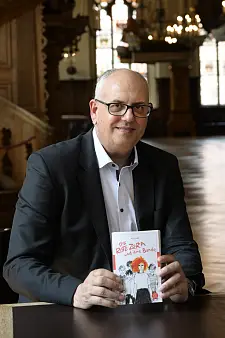 Bürgermeister Bovenschulte beteiligt sich an der Aktion und spendet den Roman "Die rote Zora" von Kurt Held Foto: Senatspressestelle