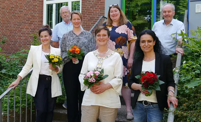 Nach der Ehrung im Ortsamt Osterholz: Oben: Wolfgang Haase (Beiratssprecher Osterholz), Anika Simonis, Senatorin Anja Stahmann, Ulrich Schlüter (OAL Osterholz). Unten: Balkes Mele, Sylvia Klingler, Mihdiye Akbulut | Foto: Sozialressort