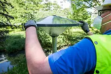 Die neue LED-Leuchte in auf dem Mast angekommen. Foto: Robert Stümpke