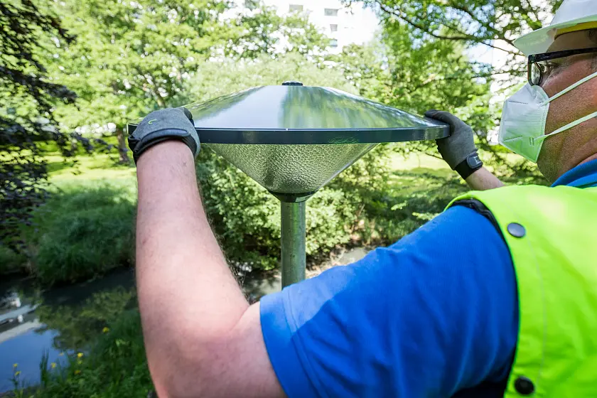 Die neue LED-Leuchte in auf dem Mast angekommen. Foto: Robert Stümpke