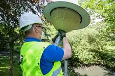 Die letzte der alten Pilzleuchten wird demontiert. Foto: Robert Stümpke