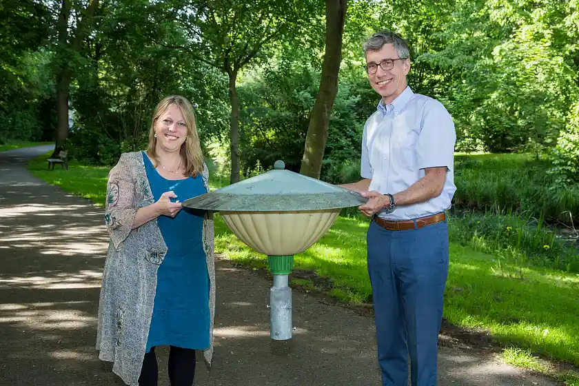swb-Vorstandsvorsitzender Dr. Torsten Köhne und die Bremer Senatorin für Klimaschutz, Umwelt, Mobilität, Stadtentwicklung und Wohnungsbau Dr. Maike Schaefer Sie halten die letzte Pilzleuchte in Händen., die am 10. Juni 2021 in der Neue Vahr Nord (Ecke Achterkampsfleet/Adolf-Reichwein-Straße) abgebaut wurde. Foto:Robert Stümpke