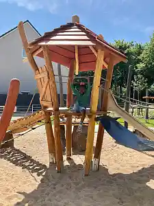 Amir (6) gehört bei der Eröffnung zu den ersten Kindern auf dem Spielplatz an der Dockstraße | Foto: Sozialressort
