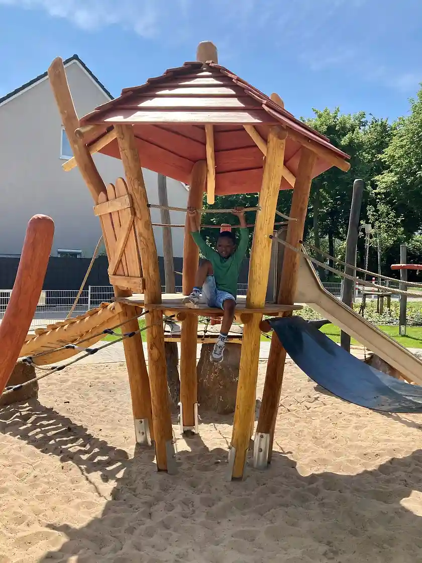 Amir (6) gehört bei der Eröffnung zu den ersten Kindern auf dem Spielplatz an der Dockstraße | Foto: Sozialressort