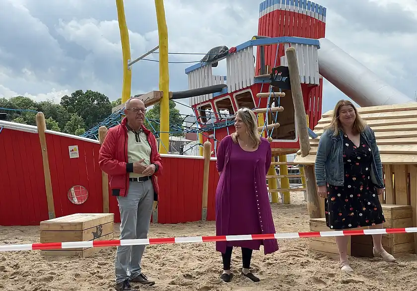 Ortsamtsleiter Heiko Dornstedt, Bürgermeisterin und Umweltsenatorin Maike Schaefer sowie Sozialsenatorin Anja Stahmann (von links) vor dem neuen Spielschiff  am Vegesacker Hafen. Foto: Sozialressort