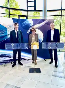 Philippe Baptiste (Präsident der französischen Raumfahrtagentur CNES, links), Kristina Vogt (Senatorin für Wirtschaft, Arbeit und Europa) und Marco Fuchs (Vorstandsvorsitzender OHB), bei dem Besuch des CNES-Präsidenten bei OHB. Foto: Günther Hörbst, OHB
