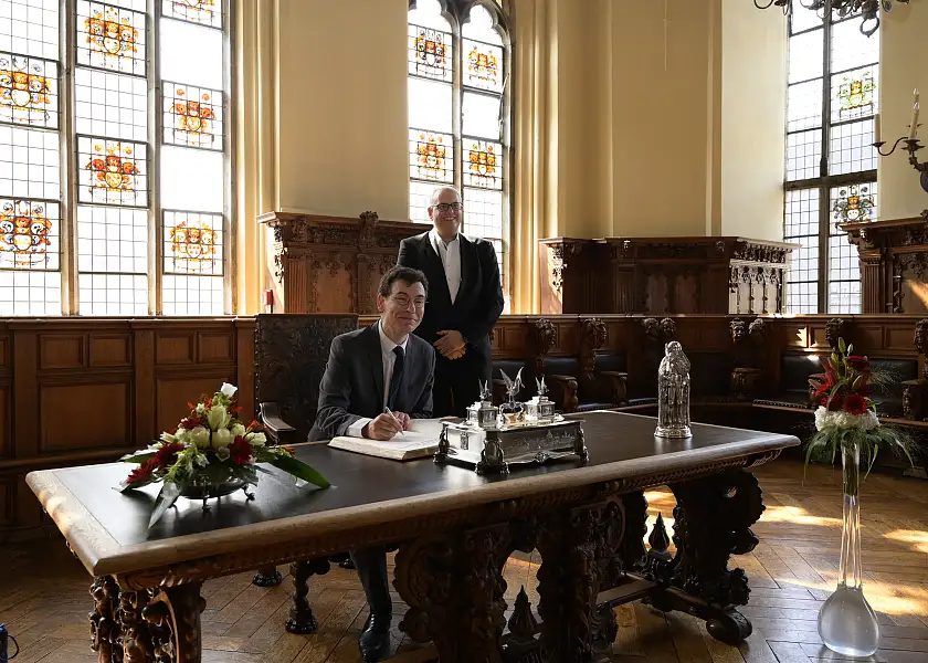 Der Präsident der französischen Raumfahrtagentur CNES, Philippe Baptiste, trägt sich im Beisein von Bürgermeister Dr. Andreas Bovenschulte in das Goldene Buch der Stadt ein. Foto: Senatspressestelle