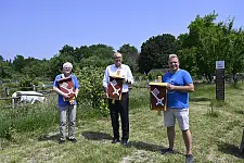 Der "Fledikasten" soll zukünftig neue Brutmöglichkeiten für Fledermäuse bieten: Bürgermeister Bovenschulte, Landesvorsitzender Bernd von Bülow und  Geschäftsführer Sönke Hofmann freuen sich über das bremische Design.