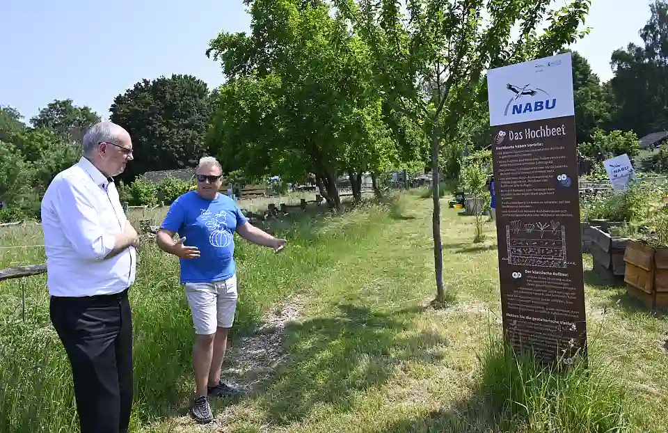 Sönke Hofmann, Geschäftsführer NABU Bremen, führt Bürgermeister Bovenschulte (li.) über das das Vogelparadies Vahrer Feldweg. Foto: Senatspressestelle