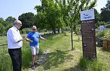Sönke Hofmann, Geschäftsführer NABU Bremen, führt Bürgermeister Bovenschulte (li.) über das das Vogelparadies Vahrer Feldweg. Foto: Senatspressestelle
