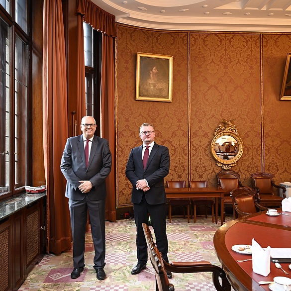 Bürgermeister Dr. Andreas Bovenschulte, mit dem polnischen Generalkonsul Pawel Tomasz Jaworski. (v.l.n.r.) Foto: Senatspressestelle