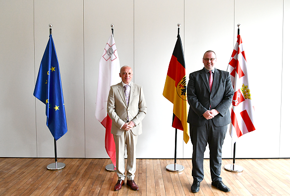 Der maltesische Botschafter Dr. Vanni Xuereb (links) und Staatsrat Dr. Olaf Joachim in der Bremer Landesvertretung in Berlin. Foto: Landesvertretung Bremen