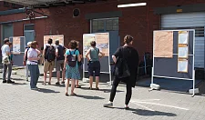 Bei der Begehung des Hachez-Quartiers wurden Entwicklungsideen noch analog präsentiert - nun gibt es sie auch digital. Foto: Pressestelle SKUMS. 