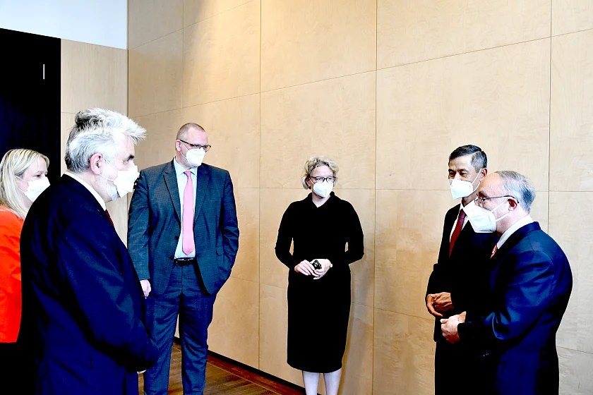 Übergabe der Corona-Schnelltest-Spende der Länder Bremen, Hamburg, Mecklenburg-Vorpommern und Sachsen Anhalt an den vietnamesischen Botschafter in Berlin, Dr. Minh Vu Nguyen, am Rande der Bundesrats-Sitzung in Berlin: (von links) Dr. Antje Draheim (Staatssekretärin für Bundesangelegenheiten und Bevollmächtigte des Landes Mecklenburg-Vorpommern beim Bund), Prof. Dr. Armin Willingmann (Minister für Wirtschaft, Wissenschaft und Digitalisierung Sachsen Anhalt), Staatsrat Dr. Olaf Joachim (Bevollmächtigter der Freien Hansestadt Bremen beim Bund), Staatsrätin Almut Möller (Bevollmächtigte der Freien und Hansestadt Hamburg beim Bund), S.E. Botschafter Dr. Nguyen Minh Vu, Dr. Kambiz Ghawami World University Service (WUS). Foto: Landesvertretung Bremen in Berlin