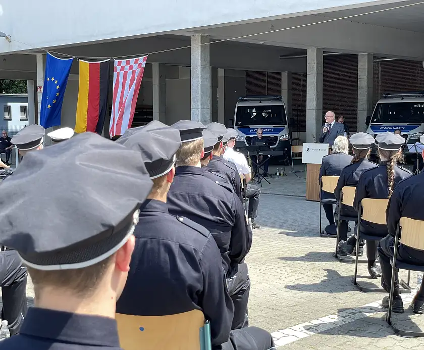 Polizeipräsident Dirk Fasse vor einem Teil der 203 Polizeianwärterinnen und –anwärter während der Vereidigung. Foto: Innenressort