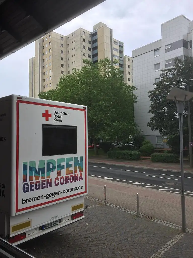 Das Impfmobil am Kulturbahnhof Vegesack vor der Grohner Düne. Foto: Herwig Renkwitz (DRK)