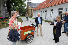 Das teilbare Lastenrad ist ein Kernbestandteil des Konzeptes. Senatorin Schaefer (rechts) mit Heike Wohltmann (plan-werkStadt) und Alexander Künzel. Foto: Martin Rospek