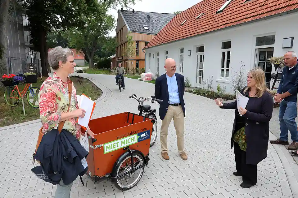 Das teilbare Lastenrad ist ein Kernbestandteil des Konzeptes. Senatorin Schaefer (rechts) mit Heike Wohltmann (plan-werkStadt) und Alexander Künzel. Foto: Martin Rospek