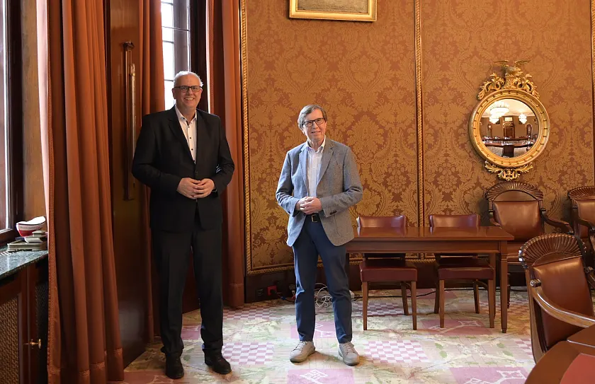 Bürgermeister Dr. Andreas Bovenschulte mit dem ehrenamtlichen Sprecher der Landesarbeitsgemeinschaft der Freien Wohlfahrtsverbände Bremen Dr. Arnold Knigge. (v.l.n.r.). Foto: Senatspressestelle