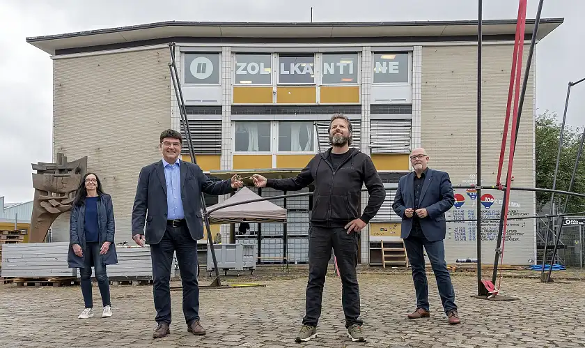 Schlüsselübergabe für das Alte Zollamt in der Überseestadt: Kulturstaatsrätin Carmen Emigholz, Jons Abel (WFB), André Stuckenbrok (1. Vorsitzender von Musikszene Bremen), Staatsrat Kai Stührenberg (Die Senatorin für Wirtschaft, Arbeit und Europa) (v.l.) (Foto: WFB/Frank Pusch)