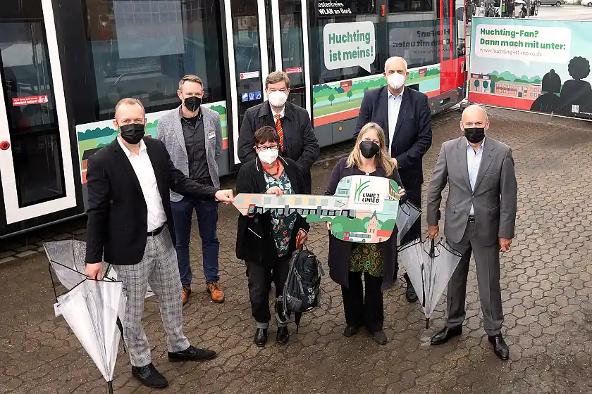 Baubeginn für die Linie 1 in Huchting (hintere Reihe von links): Sebastian Mannl (Leiter ASV), Staatssekretär Enak Ferlemann, Bürgermeister Dr. Andreas Bovenschulte. (Vordere Reihe von links) Christian Schlesselmann (Leiter Ortsamt Huchting), Renate Otto-Kleen (Beirat Huchting), Mobilitätssenatorin Dr. Maike Schaefer, BSAG-Vorstandssprecher Hajo Müller. Foto: Martin Rospek