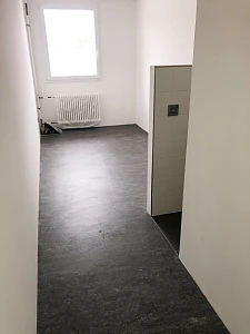 Jeder der 60 neuen Hafträume der Containeranlage ist zwölf Quadratmeter groß und verfügt über einen integrierten, abgetrennten Nassraum. Foto: Justizressort