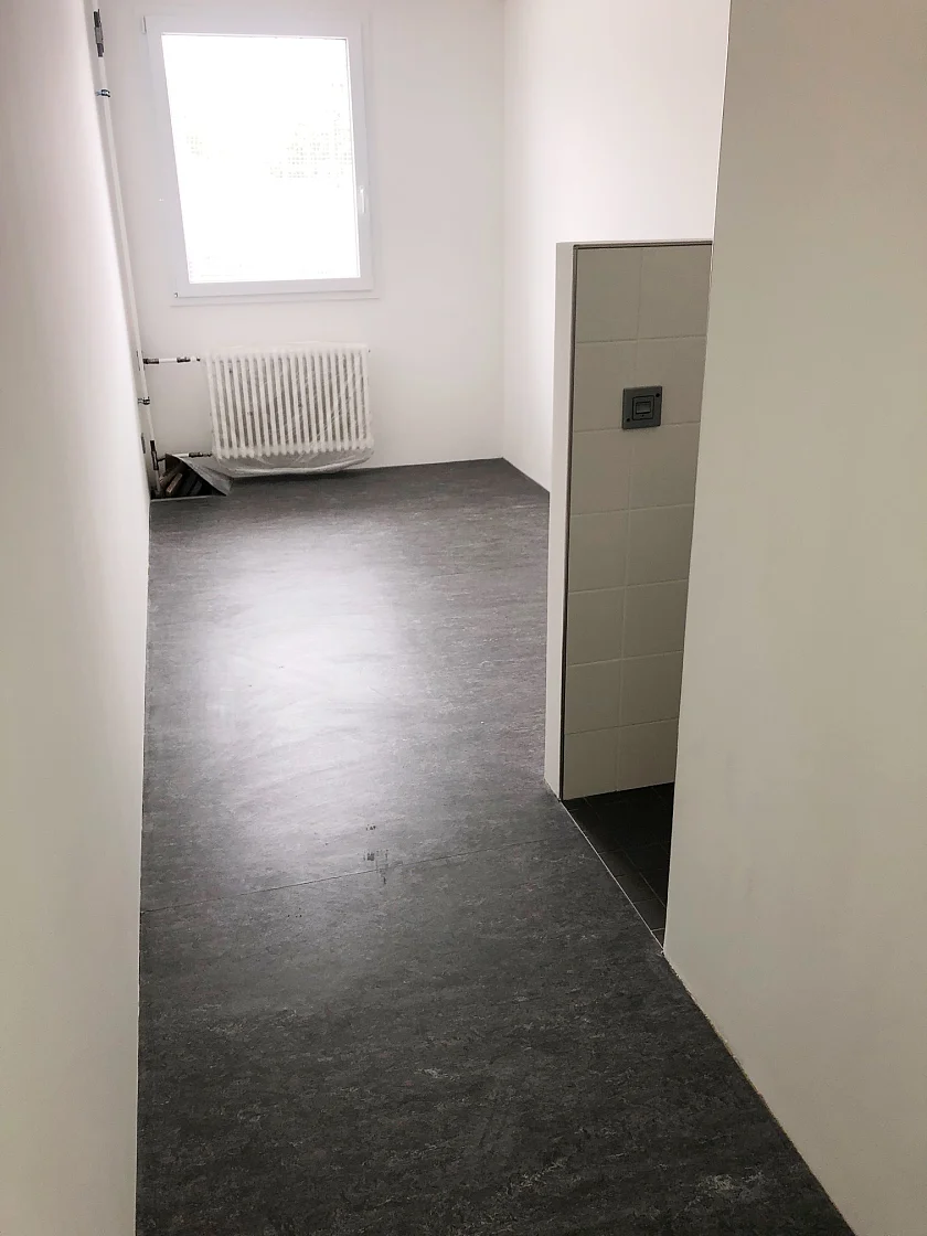 Jeder der 60 neuen Hafträume der Containeranlage ist zwölf Quadratmeter groß und verfügt über einen integrierten, abgetrennten Nassraum. Foto: Justizressort